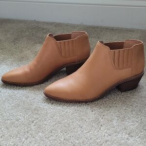 Madewell Low Chelsea boot in Desert Camel color